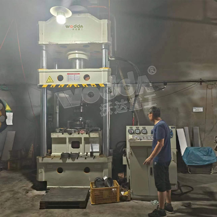 315噸上置液壓墊(nian)拉伸液壓機 315噸上(shang)置液壓墊拉伸液(ye)壓機