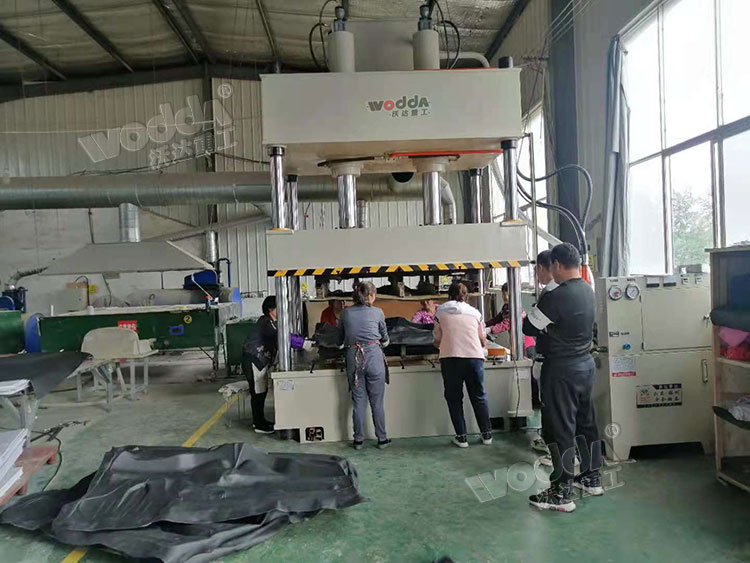 200噸汽車(chē)内飾件熱(re)壓成型液(ye)壓機