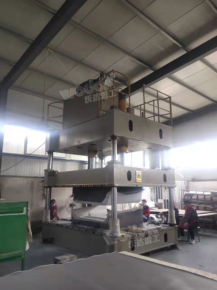 100噸汽車頂(ding)棚内飾件(jian)模壓機