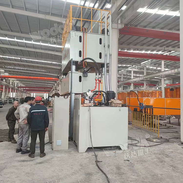 1000噸汽車(che)配件拉伸液壓(ya)機客戶現場