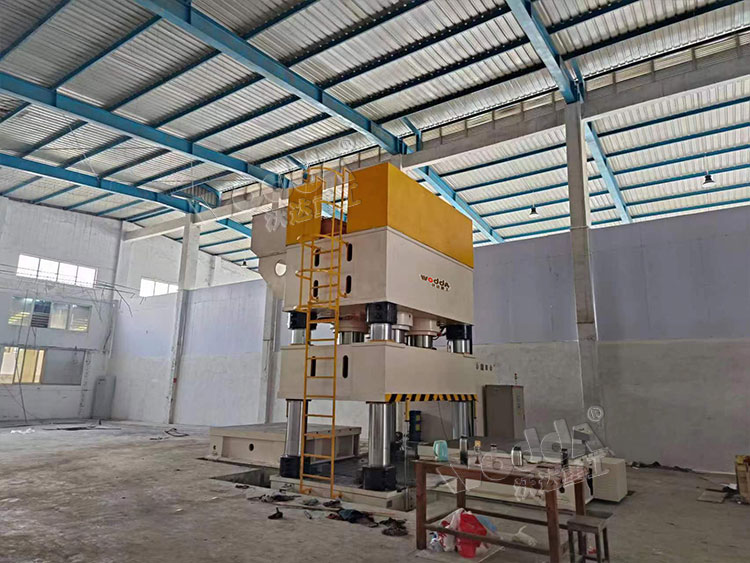 3000噸四(si)柱壓力(li)機 3000噸四(sì)柱壓力(lì)機