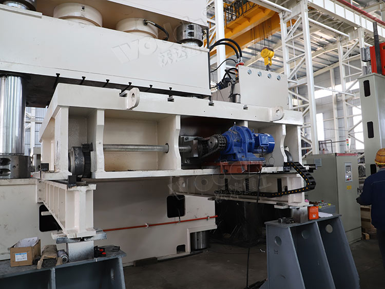 3000噸三梁(liáng)四柱壓(yā)力機 (3) 3000噸(dun)三梁四(si)柱壓力(li)機 (3)