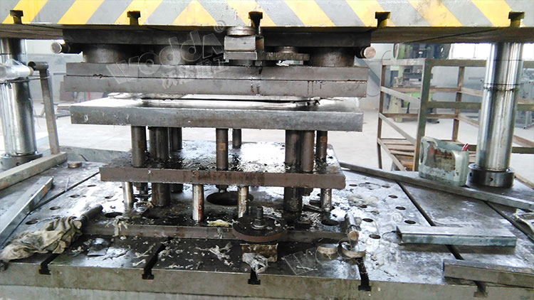 不鏽鋼水槽拉伸(shen)液壓機加工現場(chang) 不鏽鋼水槽拉伸(shēn)液壓機加工現場(chǎng)