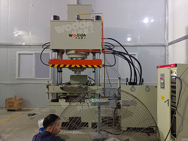 400噸碳化矽粉末(mo)成型液壓機 400噸碳(tàn)化矽粉末成型液(ye)壓機