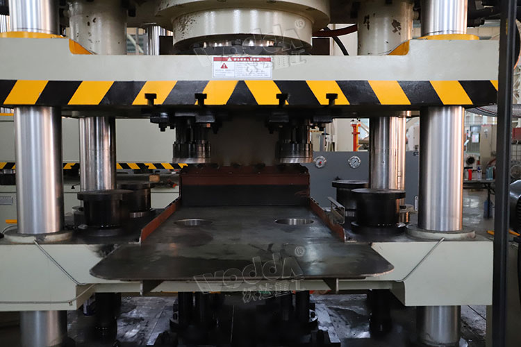 牛(niú)眼舔磚液(yè)壓機工作(zuò)台 牛眼舔(tian)磚液壓機(jī)工作台