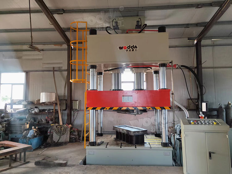 400噸液壓機壓制(zhi)金屬配件 400噸液壓(yā)機壓制金屬配件(jiàn)