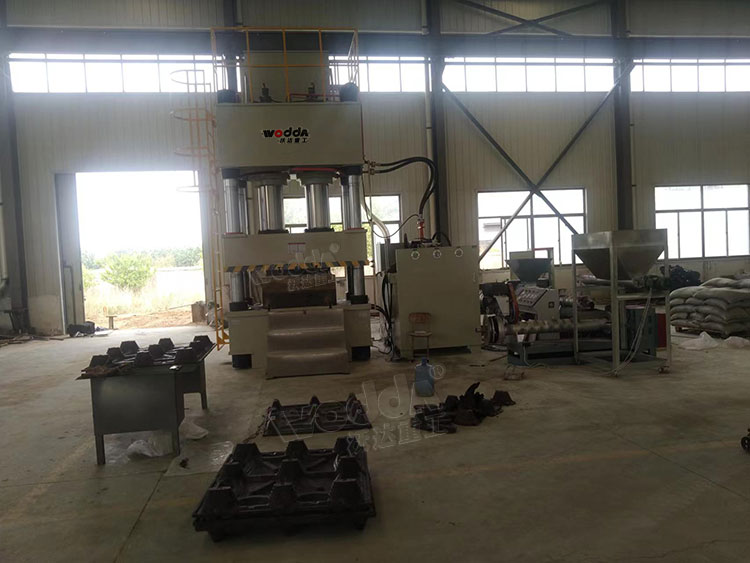 塑(sù)料托盤(pan)模壓成(chéng)型液壓(ya)機客戶(hu)車間現(xian)場