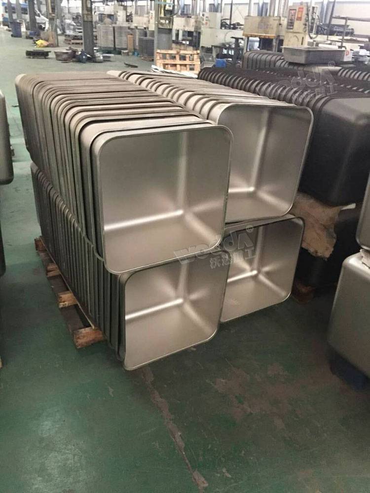 四柱(zhù)液壓機(ji)拉伸不(bu)鏽鋼水(shuǐ)槽成品(pin)