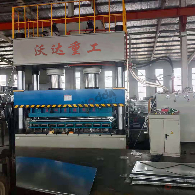 1000噸(dūn)不鏽鋼水箱(xiāng)成型液壓機(jī)