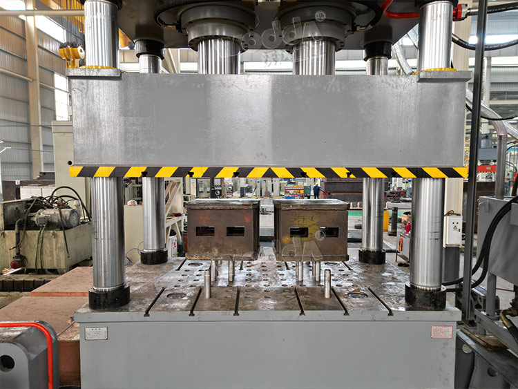 630噸(dūn)拉伸機帶液壓(yā)墊 630噸拉伸機帶(dai)液壓墊