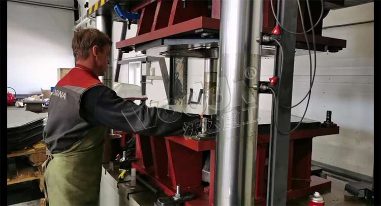 四柱液(yè)壓機拉伸灰鬥車(che)成型 四柱液壓機(jī)拉伸灰鬥車成型(xíng)