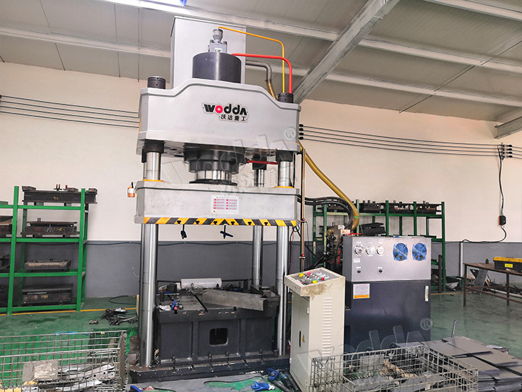 250噸四柱拉伸(shēn)液壓機客戶車(chē)間