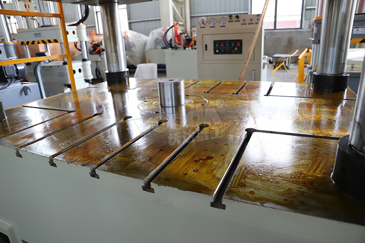 500噸液壓機帶(dài)頂出缸 500噸液(ye)壓機帶頂出(chu)缸