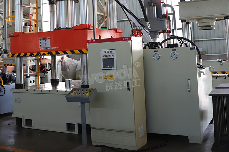 500噸(dūn)液壓機(PLC動力(li)櫃、移動控制(zhi)台) 500噸液壓機(jī)(PLC動力櫃、移動(dong)控制台)