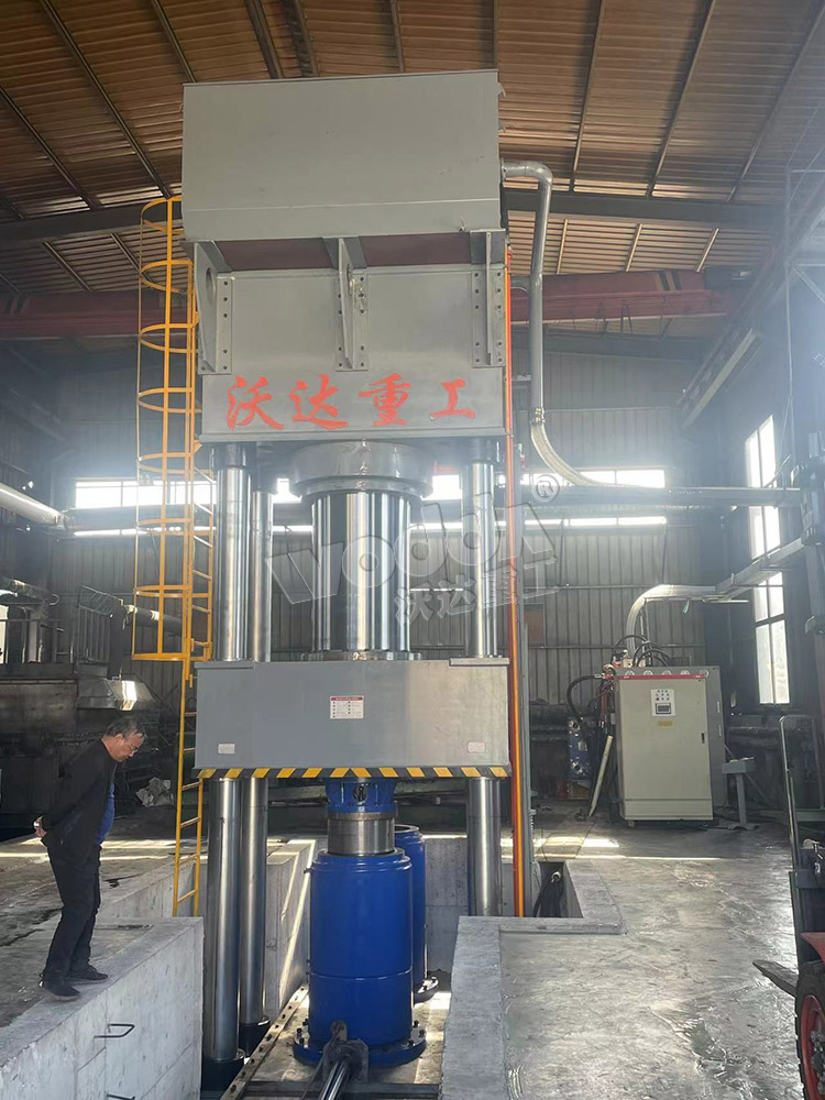 2000噸石墨坩埚成(cheng)型液壓機 2000噸石墨(mò)坩埚成型液壓機(ji)