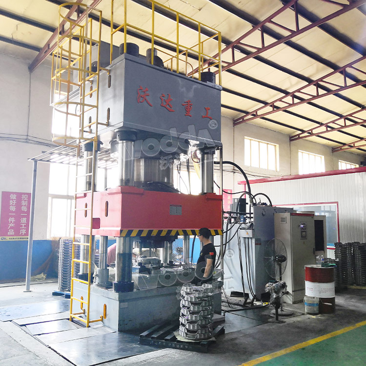 2000噸汽(qì)車離合(he)器殼體(tǐ)拉伸液(yè)壓機現(xian)場