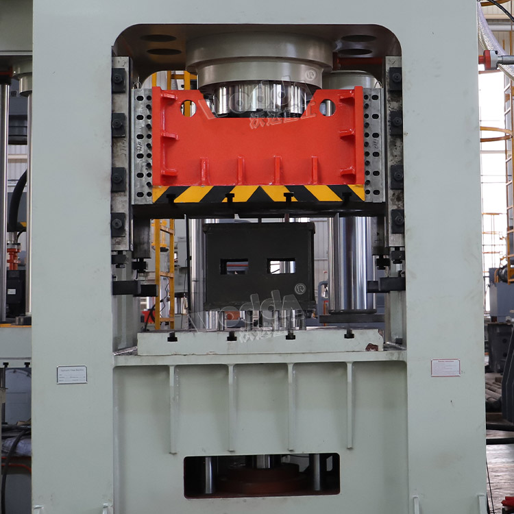 630T框架式液(yè)壓機機身(shēn)(液壓墊) 630T框(kuàng)架式液壓(yā)機機身(液(yè)壓墊)