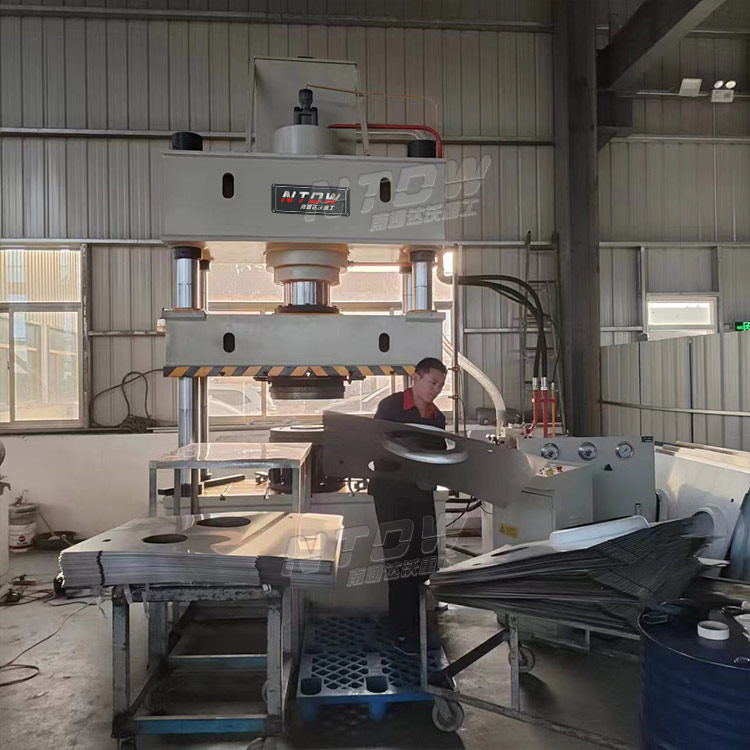 315噸燃氣(qì)罩外殼(ké)拉伸四(sì)柱液壓(ya)機 315噸燃(ran)氣罩外(wai)殼拉伸(shen)四柱液(ye)壓機