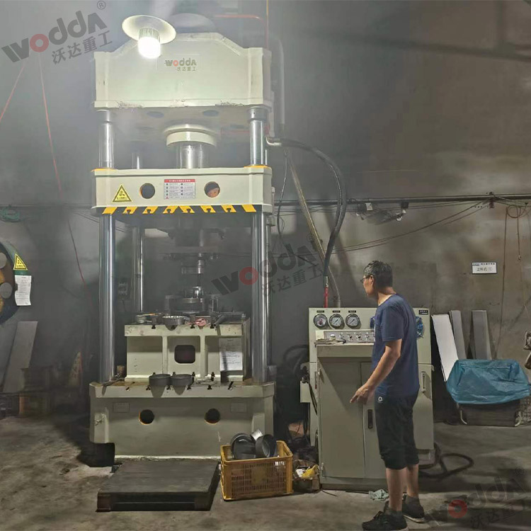 315噸上置(zhì)液壓墊(nian)拉伸液(ye)壓機 315噸(dun)上置液(yè)壓墊拉(lā)伸液壓(ya)機