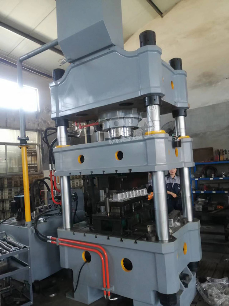 315噸四柱(zhù)液壓機(jī)拉伸柴(chái)油機護(hu)蓋 315噸四(si)柱液壓(ya)機拉伸(shen)柴油機(ji)護蓋