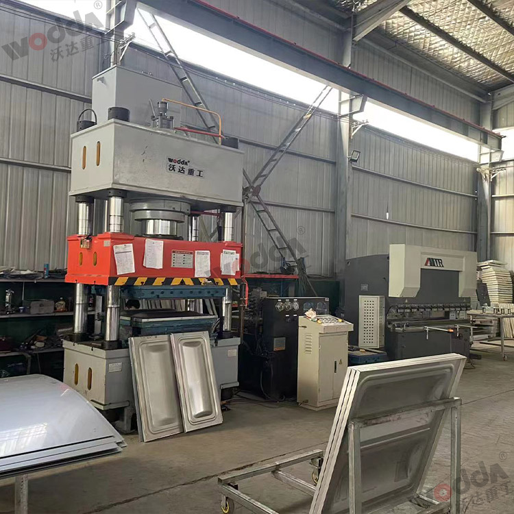 400噸不(bú)鏽鋼水(shuǐ)箱闆液(ye)壓機 400噸(dūn)不鏽鋼(gāng)水箱闆(pǎn)液壓機(ji)