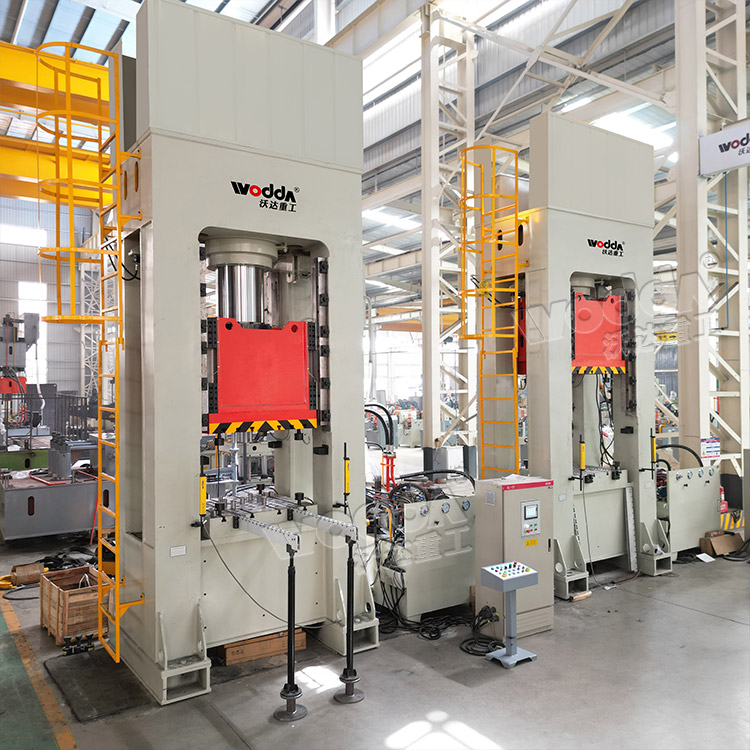 630噸(dun)框架式薄闆(pǎn)拉伸液壓機(jī)帶夾模器