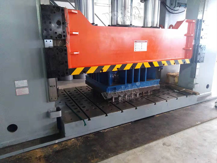 1000噸框架式液壓(yā)機工作台