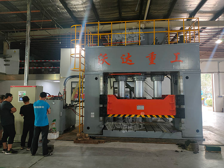 1000噸框架式薄(báo)闆拉伸液壓機(ji)