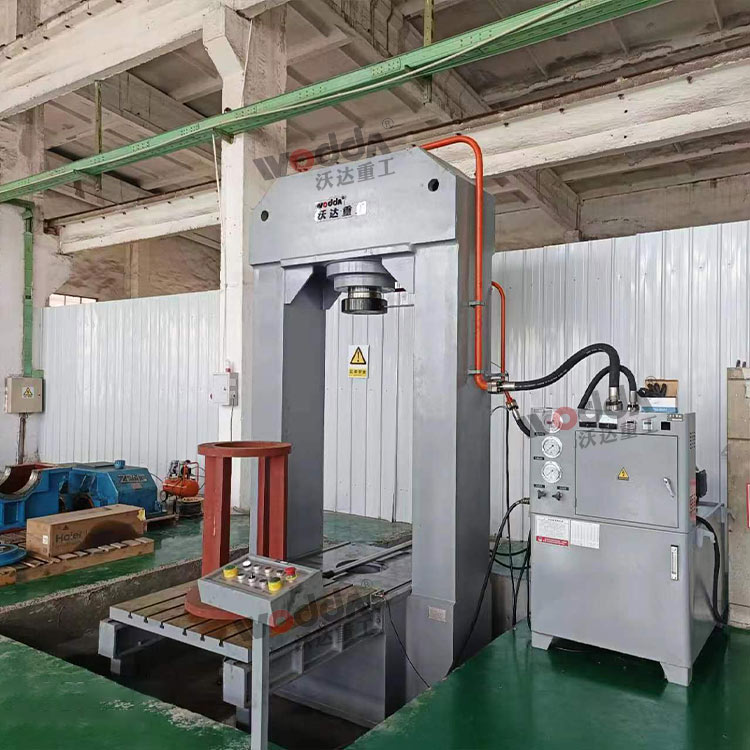 315噸(dun)龍門式電機軸承(chéng)壓裝液壓機客戶(hu)現場 315噸龍門式電(diàn)機軸承壓裝液壓(ya)機客戶現場