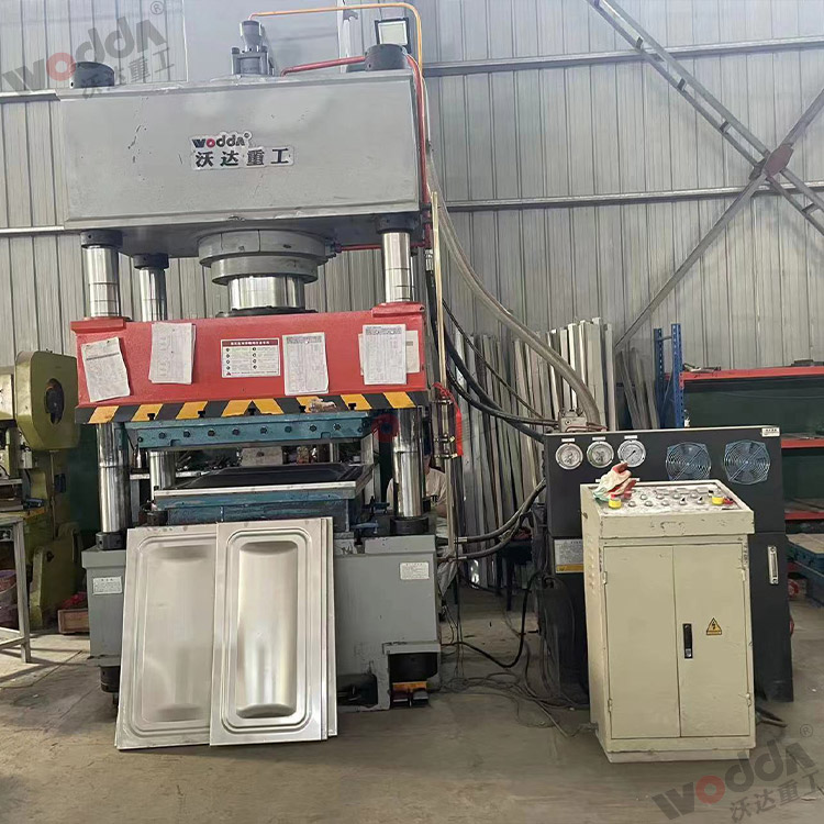 400噸巧克(ke)力水箱闆成(chéng)型液壓機 400噸(dun)巧克力水箱(xiang)闆成型液壓(yā)機