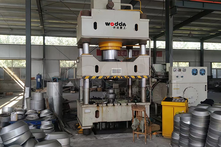 500噸(dūn)不鏽鋼(gāng)白酒桶(tong)封頭液(ye)壓機 500噸(dūn)不鏽鋼(gāng)白酒桶(tong)封頭液(yè)壓機