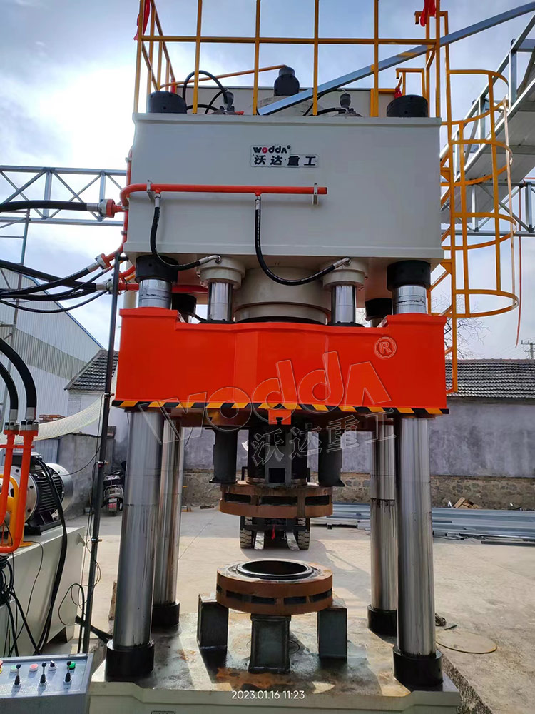 800噸封頭拉(lā)伸液壓機(ji)客戶現場(chǎng)