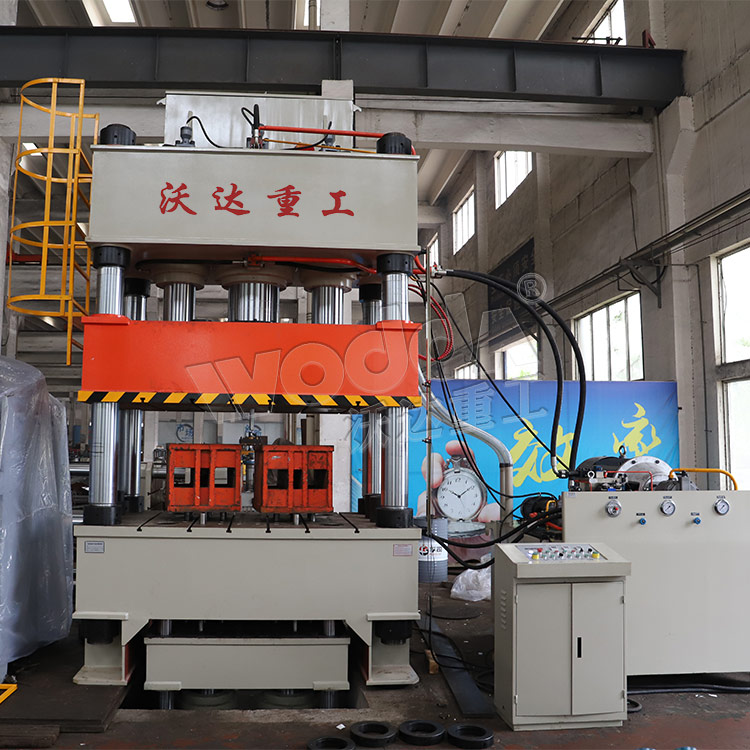 800噸汽車配(pèi)件拉伸液(ye)壓機（四柱(zhu)式）