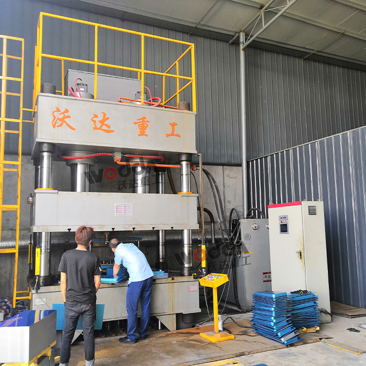 500噸不鏽鋼托(tuo)盤拉伸機 500噸不鏽(xiu)鋼托盤拉伸機