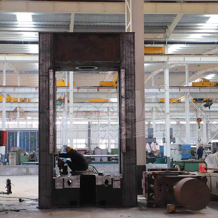 315噸(dun)框架壓力機(jī)車間加工現(xiàn)場 315噸框架壓(yā)力機車間加(jia)工現場