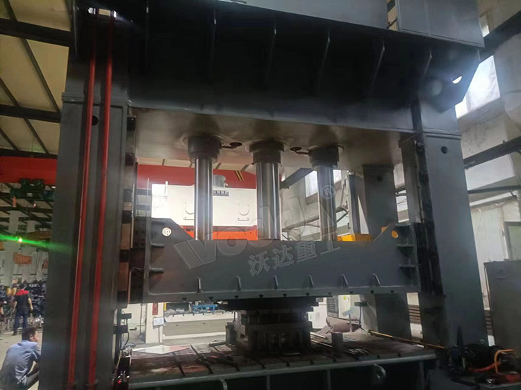 630噸帶液(yè)壓墊框架式液(ye)壓機 630噸帶液壓(yā)墊框架式液壓(yā)機