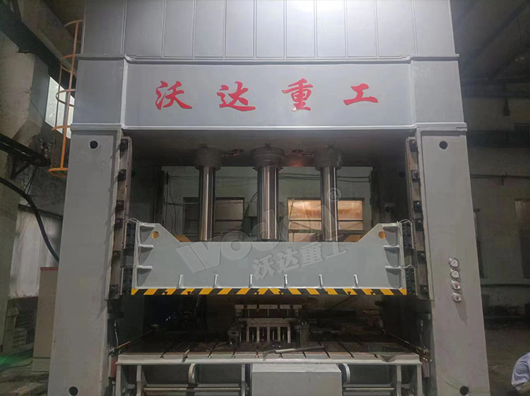 630噸框架式液(ye)壓機客戶現(xian)場 630噸框架式(shì)液壓機客戶(hu)現場