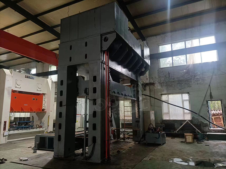 630噸框架(jià)式液壓機現(xian)場試機 630噸框(kuàng)架式液壓機(jī)現場試機