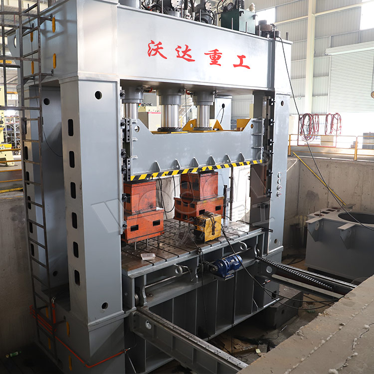 630噸框架(jia)式液壓機車(chē)間實拍圖 630噸(dūn)框架式液壓(yā)機車間實拍(pai)圖