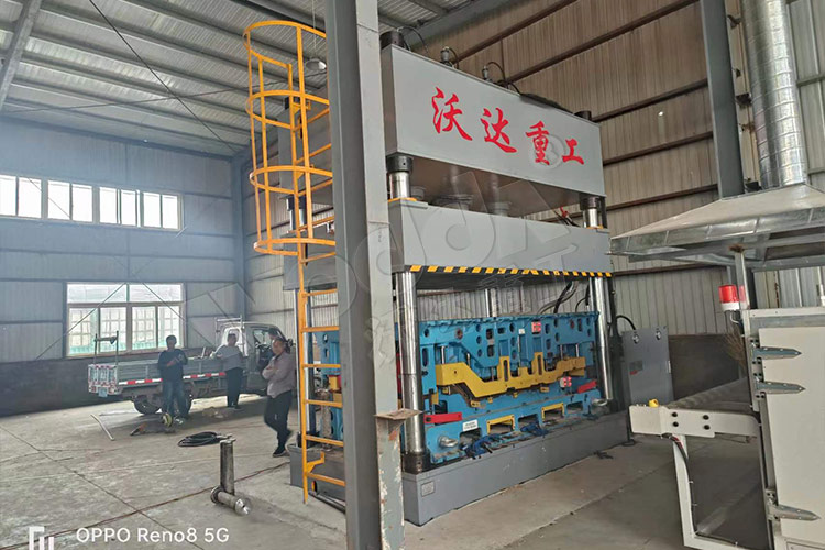 315噸(dun)汽車内(nei)飾件液(yè)壓機客(ke)戶現場(chang) 315噸汽車(chē)内飾件(jian)液壓機(jī)客戶現(xiàn)場