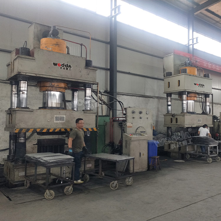 不鏽(xiù)鋼地溝蓋闆(pan)成型液壓機(jī)客戶現場 不(bu)鏽鋼地溝蓋(gai)闆成型液壓(yā)機客戶現場(chang)