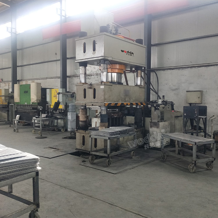 不鏽鋼地(di)溝蓋闆拉伸(shēn)液壓機 不鏽(xiù)鋼地溝蓋闆(pǎn)拉伸液壓機(ji)