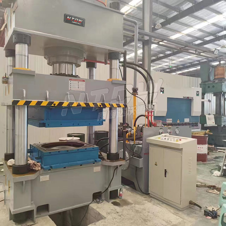 400噸四柱液壓(ya)機拉伸不鏽(xiù)鋼水箱闆現(xiàn)場