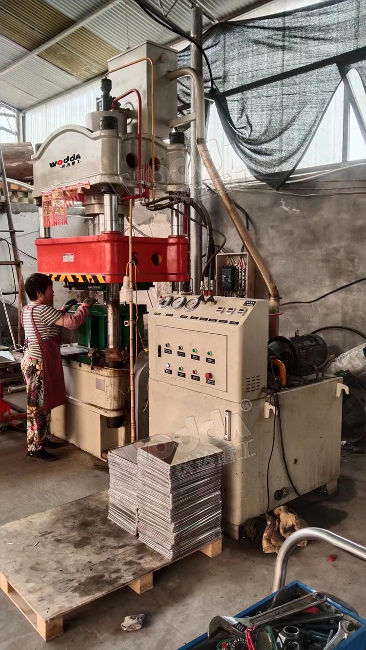 200噸(dun)不鏽鋼制品(pin)拉伸液壓機(ji)客戶現場 200噸(dūn)不鏽鋼制品(pǐn)拉伸液壓機(ji)客戶現場