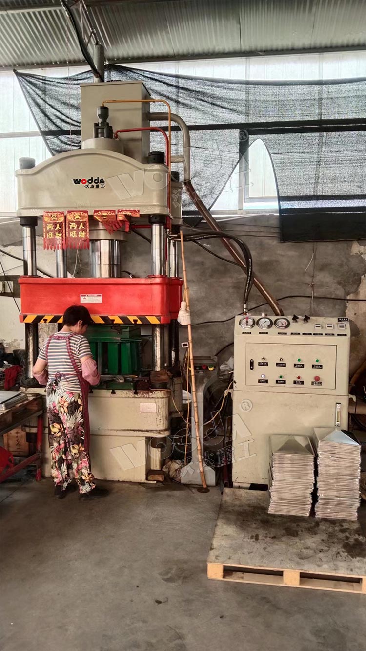 下頂缸式200噸(dun)拉伸機 下頂(dǐng)缸式200噸拉伸(shēn)機