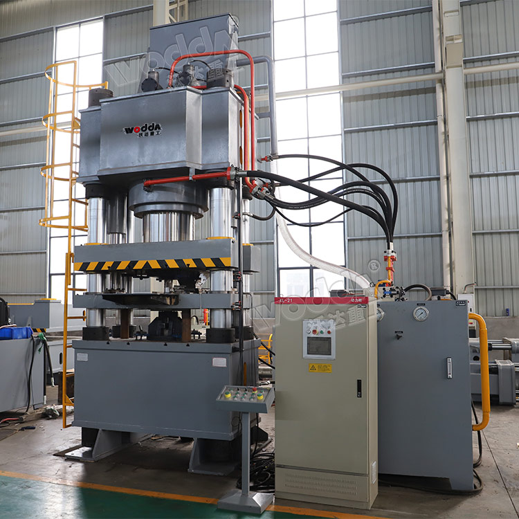 800噸(dūn)鐵矽鋁磁(ci)芯成型液(ye)壓機車間(jiān)試機