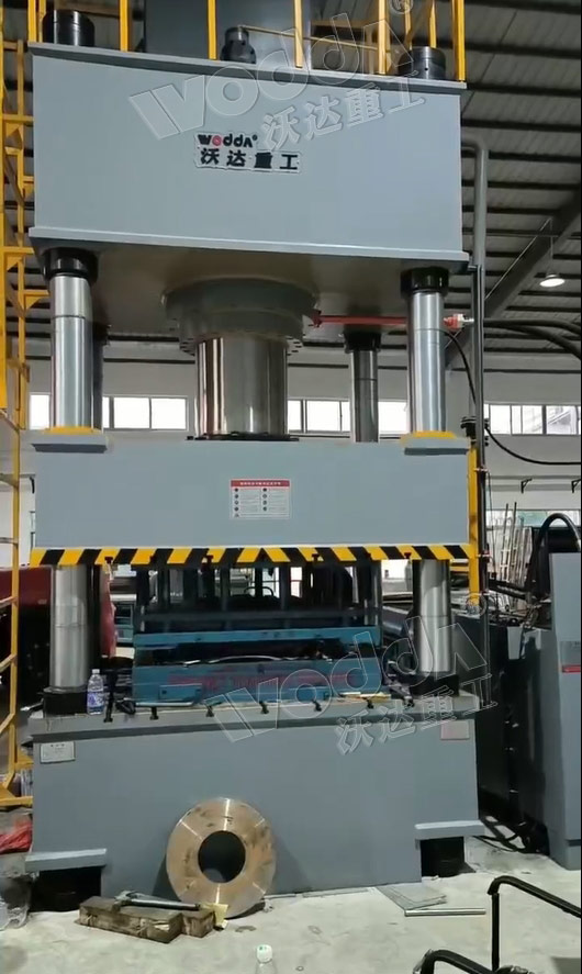 630噸不鏽(xiu)鋼水箱(xiāng)闆拉伸(shen)機 630噸不(bú)鏽鋼水(shui)箱闆拉(la)伸機