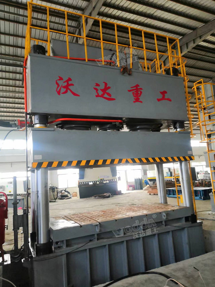 1250噸四柱(zhu)液壓機(jī)拉伸不(bú)鏽鋼水(shuǐ)箱闆 1250噸(dun)四柱液(ye)壓機拉(lā)伸不鏽(xiù)鋼水箱(xiang)闆