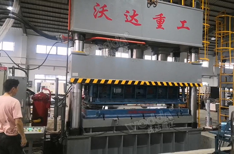 1250噸(dūn)不鏽鋼(gang)水箱闆(pǎn)拉伸機(jī)客戶現(xian)場 1250噸不(bu)鏽鋼水(shuǐ)箱闆拉(la)伸機客(ke)戶現場(chǎng)