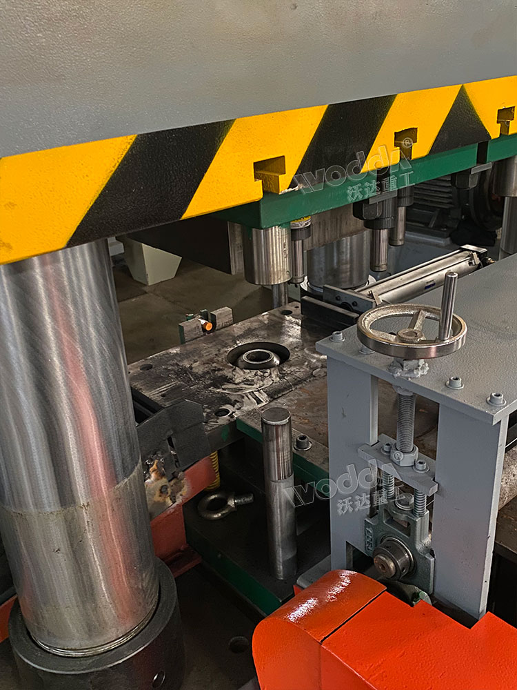 沖壓錨(mao)杆托盤模(mó)具